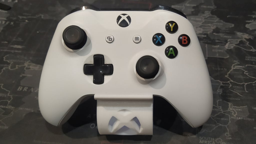 Tyylikäs Xbox One -ohjaimen teline integroidulla paristopidikkeellä