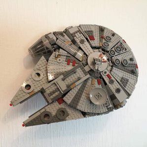 Minimalistinen seinäkiinnike LEGO® Star Wars® Millenium Falcon® -setille #75257.