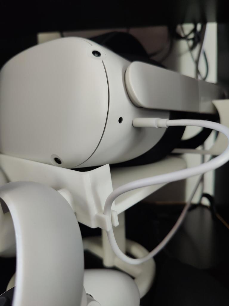 Oculus Quest 2 -teline Elite Strapilla ja kaapelikannattimella
