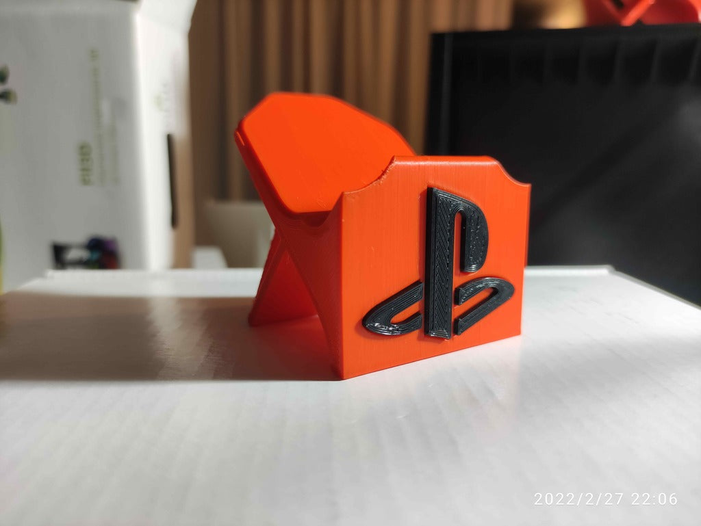Hylly Playstation 4 -peleille, joissa on mukautuva ohjaintuki