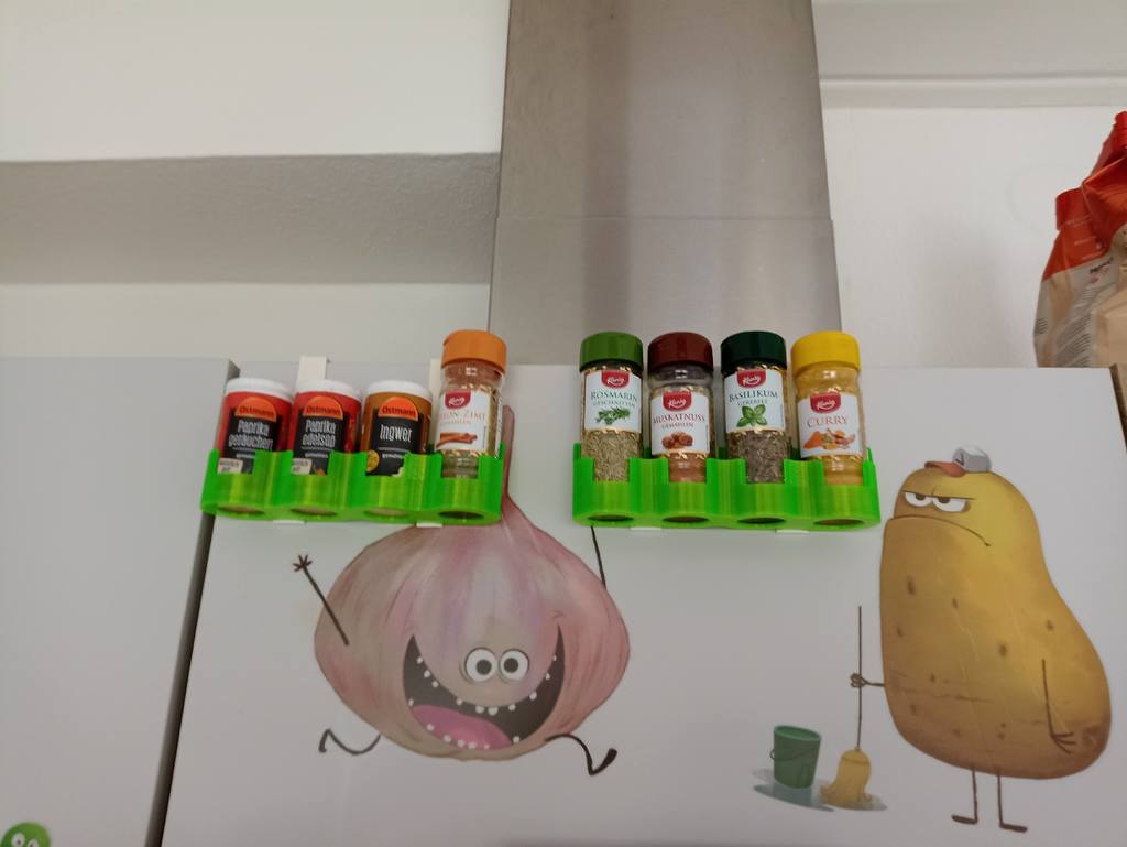 Maustehylly käytännöllisillä ripustuskoukuilla