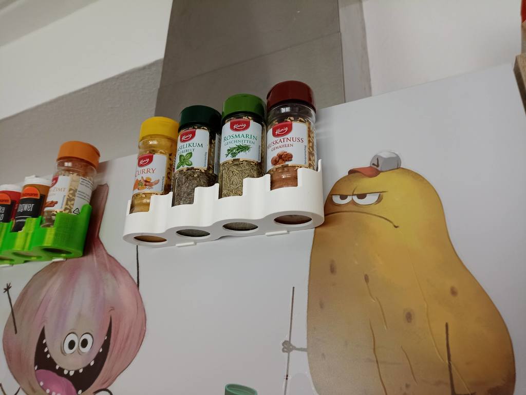 Maustehylly käytännöllisillä ripustuskoukuilla