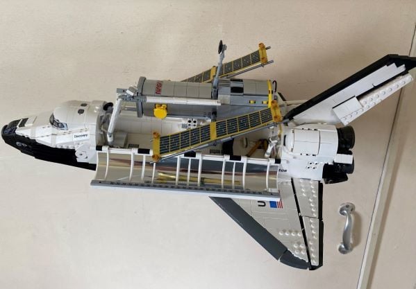 Seinäkiinnike LEGO Shuttle Discoverylle 10283