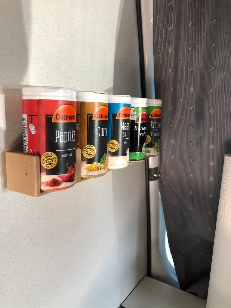 Käytännöllinen maustehylly asuntovaunuihin ja keittiöön