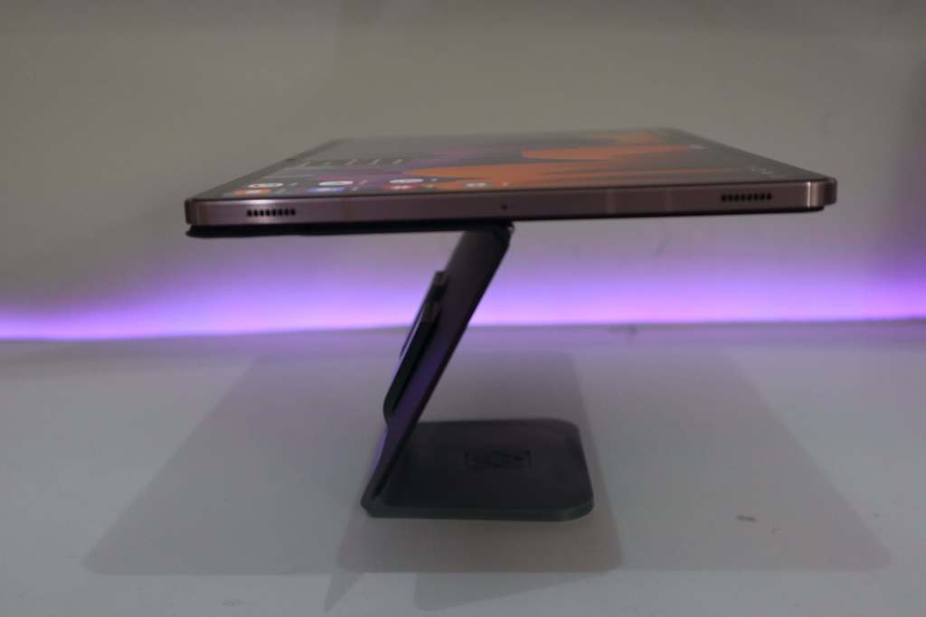 Siirrettävä tablet-teline Microsoft Surface Prolle ja Samsung Galaxy Tab S7:lle säädettävällä jalustalla