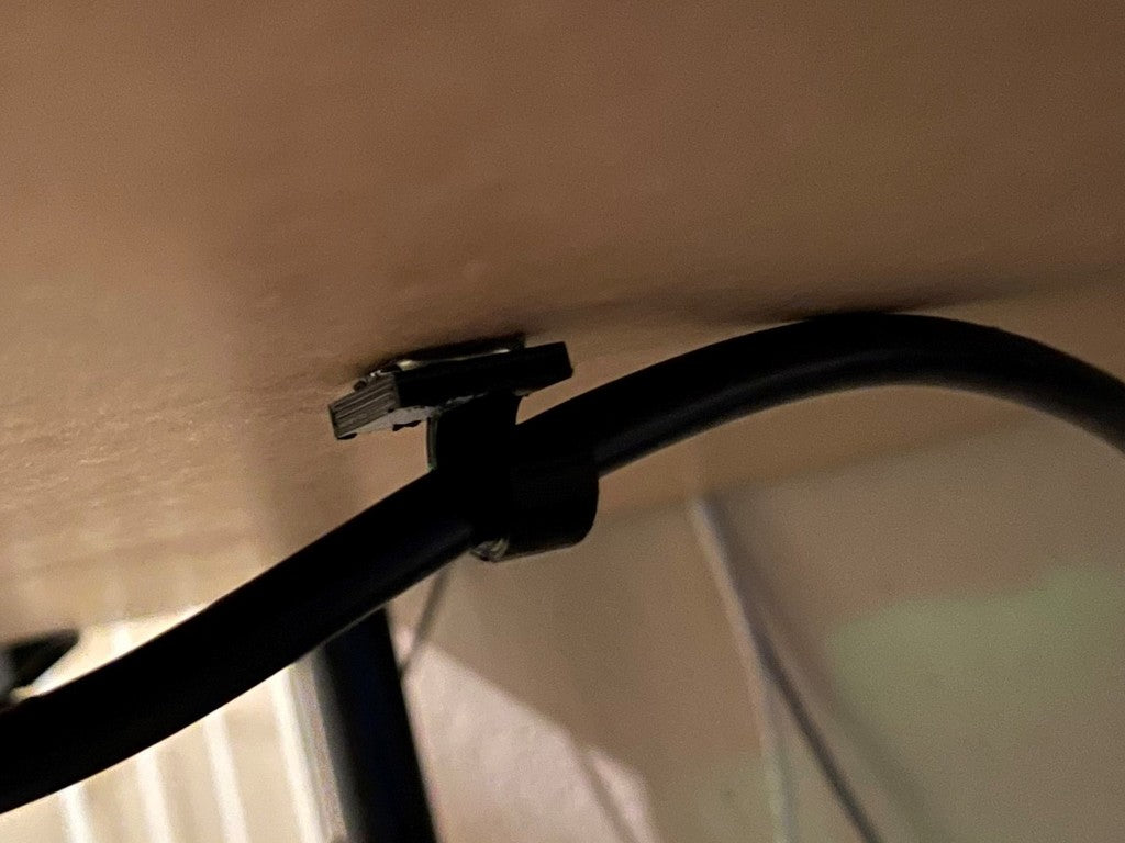 Työtasolle Kiinnitettävä Kaapelikoukku - Tehokas Kaapelinhallinta