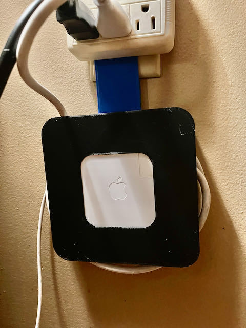 MacBook Pro -latauskaapelin järjestäjä ja pistorasian ripustin