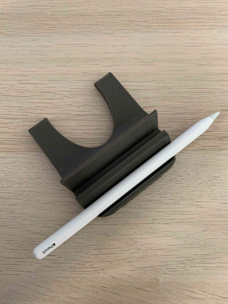Uudistettu iPad Pro -jalusta Steve Jobsin allekirjoituksella kolmannen sukupolven 12,9-tuumaiseen iPad Pro -malliin.