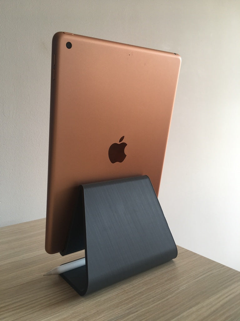 Yksinkertainen iPad-teline, jossa on tilaa Apple Pencilille ja Lightning-kaapelille