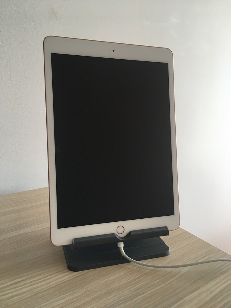 Yksinkertainen iPad-teline, jossa on tilaa Apple Pencilille ja Lightning-kaapelille