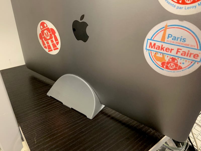 Pystysuuntainen MacBook-teline tehokkaalla jäähdytyksellä