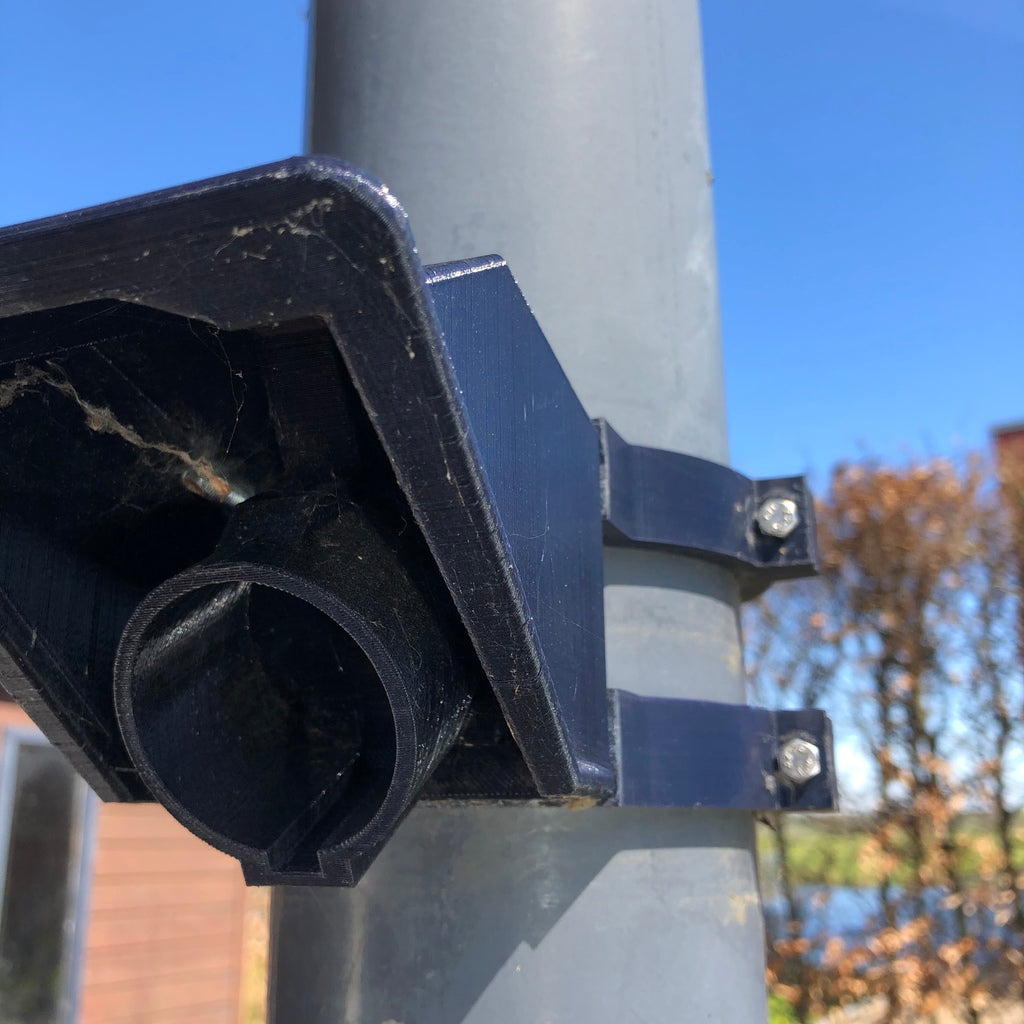 Mennekes tyyppi 1 latauskaapelin pidike seinälle/pylvääseen (110mm autonporttipylväs)