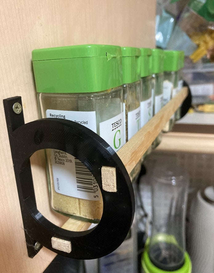 Modulaarinen maustehylly tavallisille puulistoille