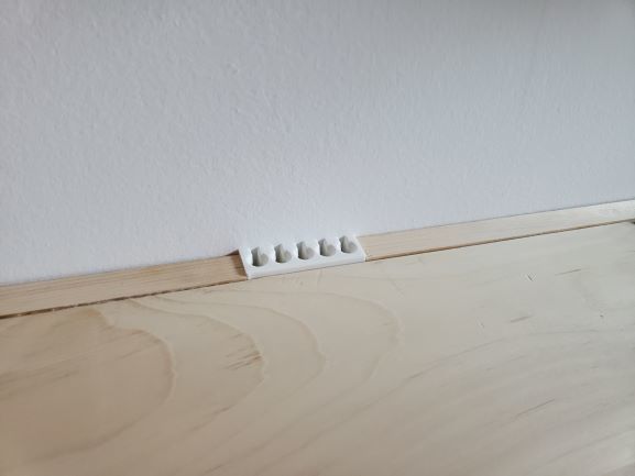 Kaapeliorganisaattori työpöydälle
