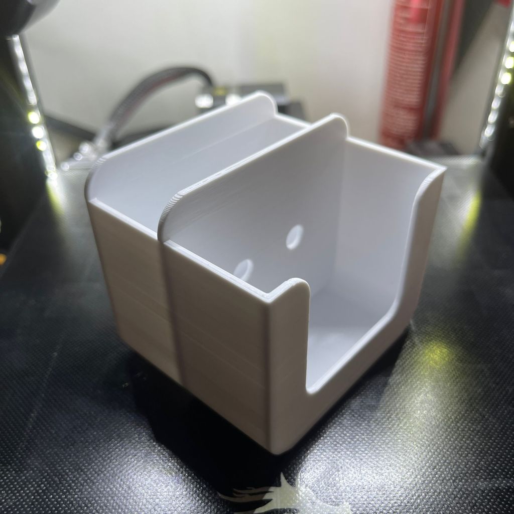 Pöydän alla oleva tuki Samsung Odyssey G5 -virtalähteelle