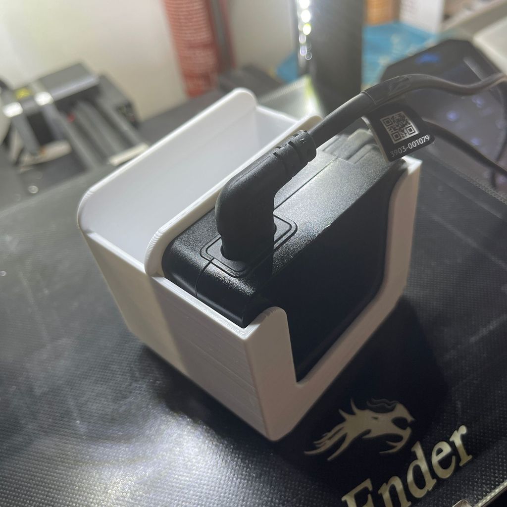 Pöydän alla oleva tuki Samsung Odyssey G5 -virtalähteelle
