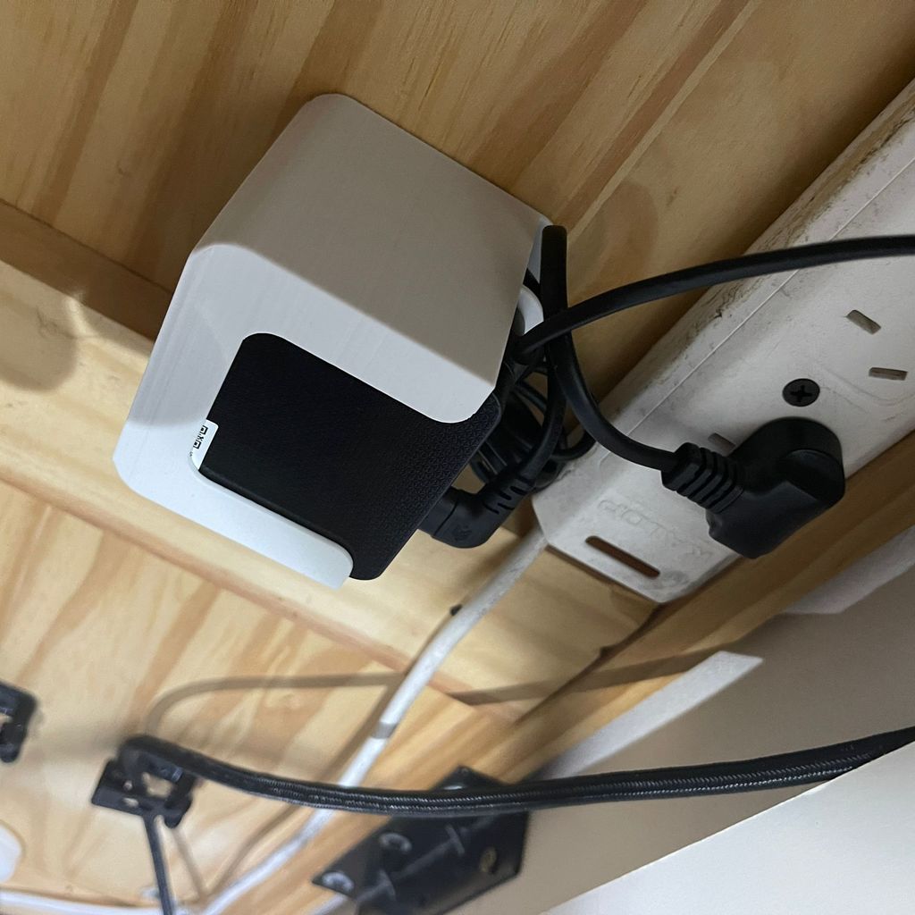 Pöydän alla oleva tuki Samsung Odyssey G5 -virtalähteelle
