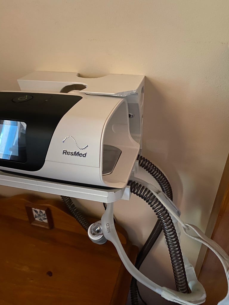 Seinäkiinnike ResMed Airsense 11 CPAP -laitteelle