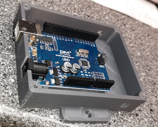 Arduino-laatikko, jossa on kiinnityslaipat ja kansi DM DIYMORE-kloonille