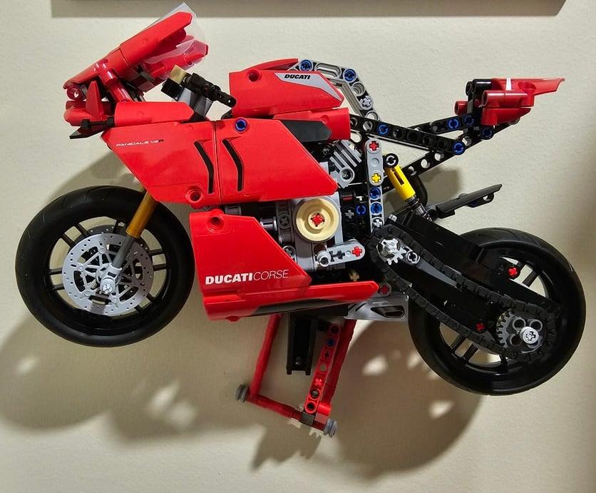 Seinäkiinnike Lego Technic Ducati Panigale -malliin