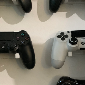 Yleiskäyttöinen ohjainripustin PlayStationille, Xboxille ja Nintendo Switchille
