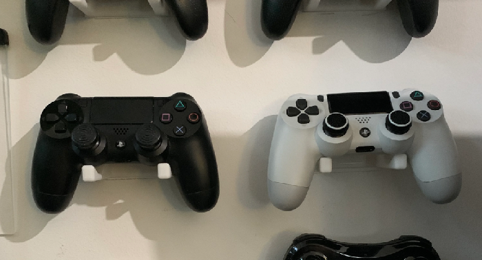 Yleiskäyttöinen ohjainripustin PlayStationille, Xboxille ja Nintendo Switchille
