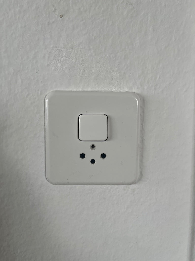 Peitelevy sveitsiläiselle valokytkimelle, jossa on Philips Hue -kaukosäätimen pidike