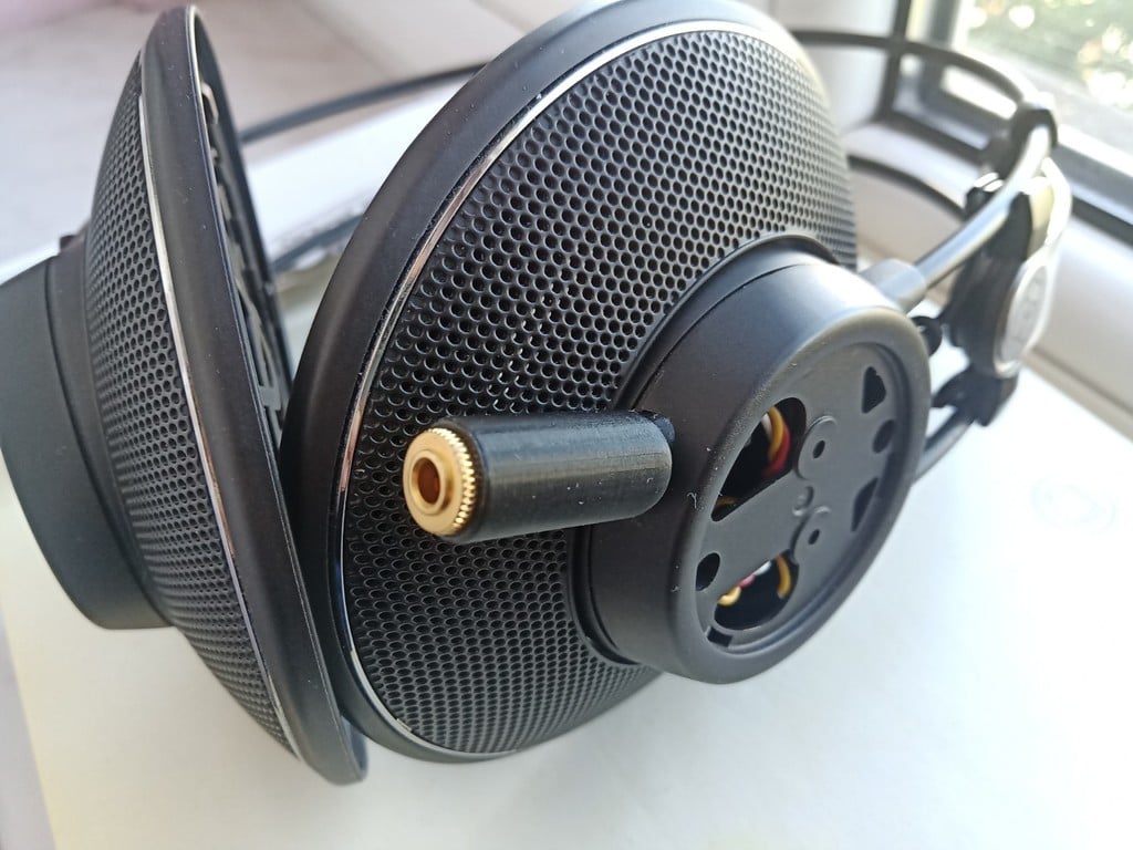 Kiinnike irrotettavalle 3,5 mm:n liitäntäkaapelille AKG K612 -kuulokkeille