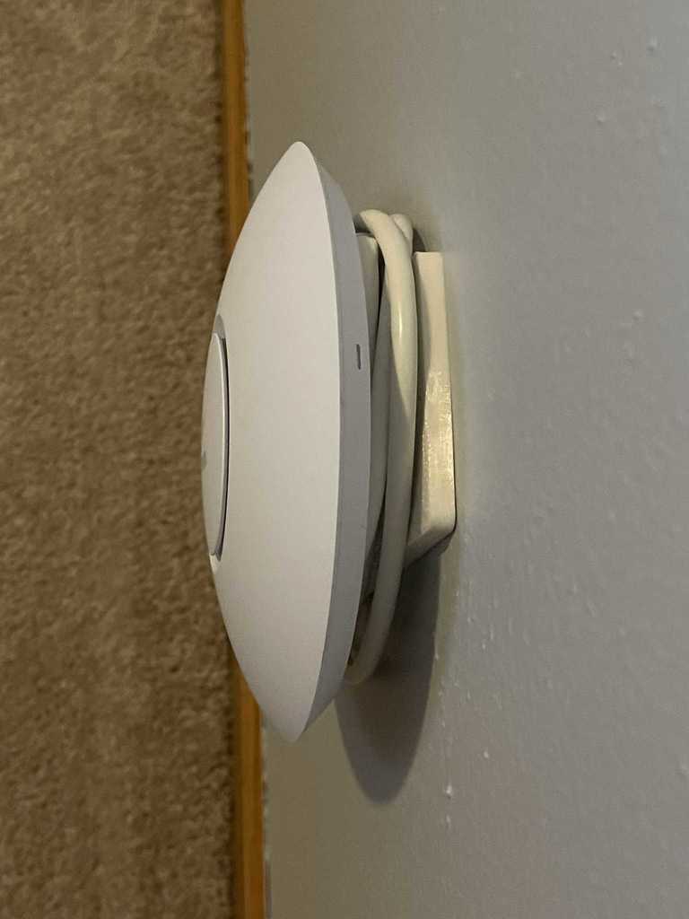 Ubiquiti Unifi -tukiasema AC Lite -seinälevy Keystone-liittimellä