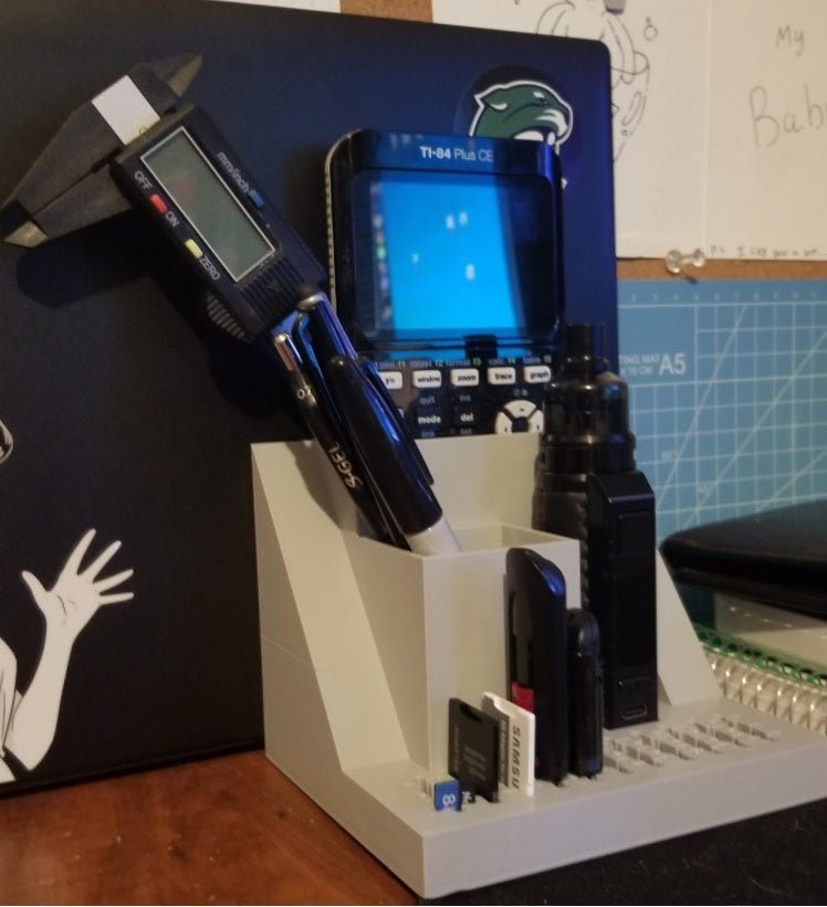Työpöydän organisointilaite, jossa on USB- ja SD-korttipidike