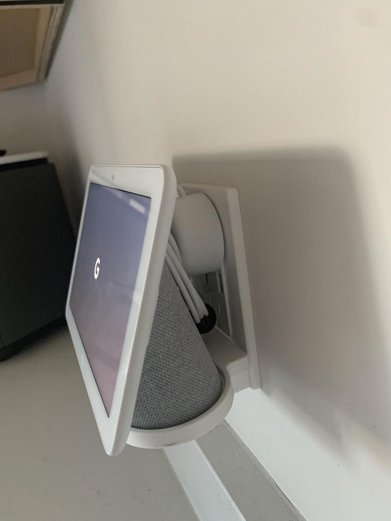 Google Nest Hub - Seinäkiinnitys hyllyllä pistorasialle