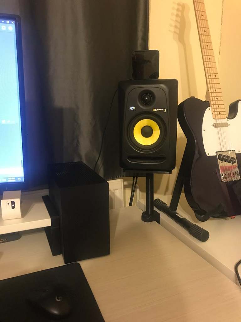 Jalusta studiomonitoreille ja kaiuttimille