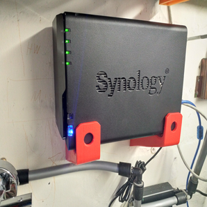 Seinäkiinnike Synology DS218 NAS-malleille (2 osaa)