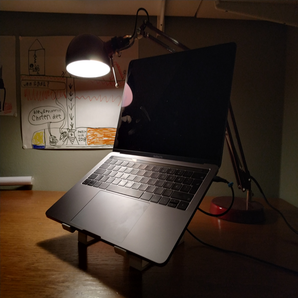 Korotettu jalusta MacBook Pro 13" -kannettavalle