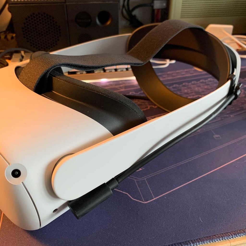 Oculus Quest 2 Link -kaapelin pidike Elite-päätukeen