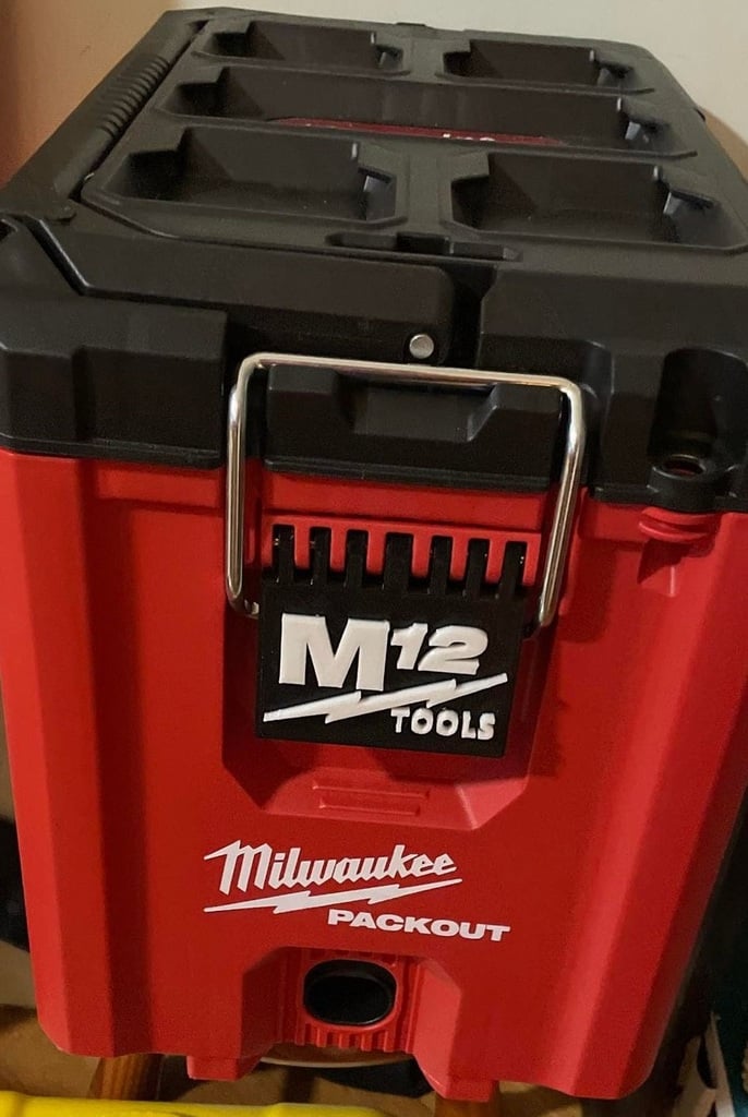 Milwaukee Packout -lukko M12-logolla Kompaktiin työkalupakkiin