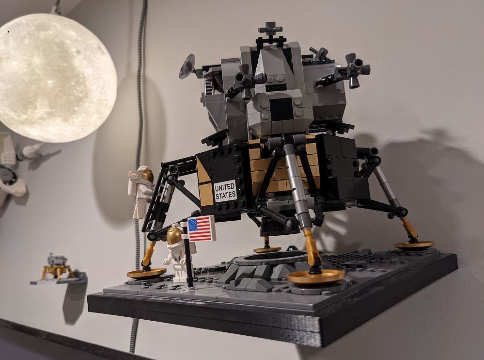 Seinäkiinnike Lego NASA Apollo 11 Lunar Lander -lentokoneelle (10266)