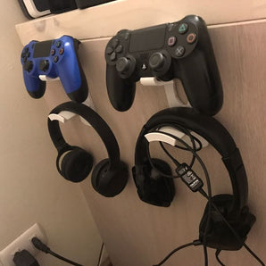 Seinäteline PS4-ohjaimelle ja kuulokkeille