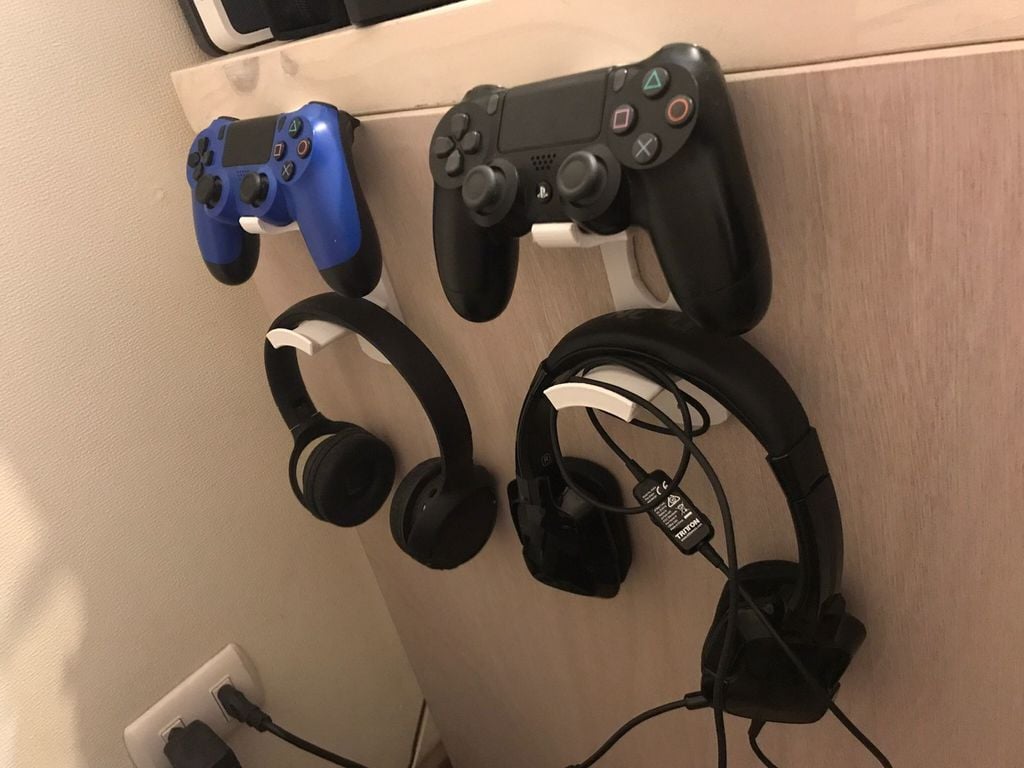 Seinäteline PS4-ohjaimelle ja kuulokkeille