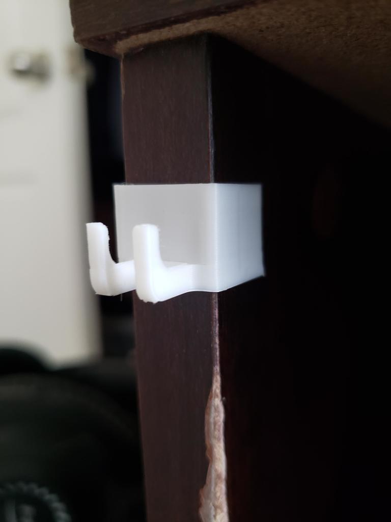 Kaapelin pidike pöydälle - Järjestä Samsung USB C laturisi
