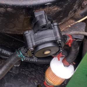 John Deere 111 -jälkimarkkinoiden polttoainepumpun kiinnike