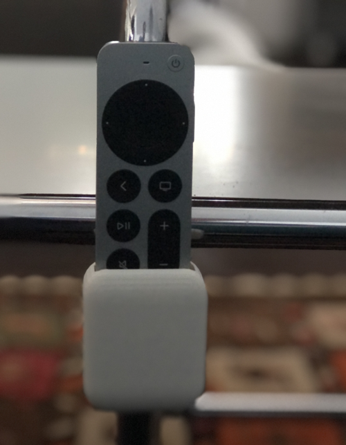 Pidike Apple TV 4K -kaukosäätimelle teräspiippukalusteille