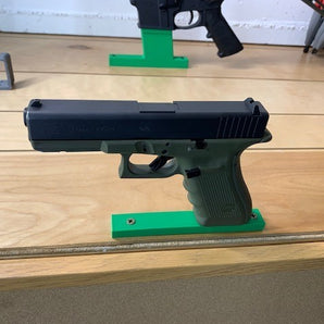 Glock 17 seinäkiinnitys lukitusmekanismilla