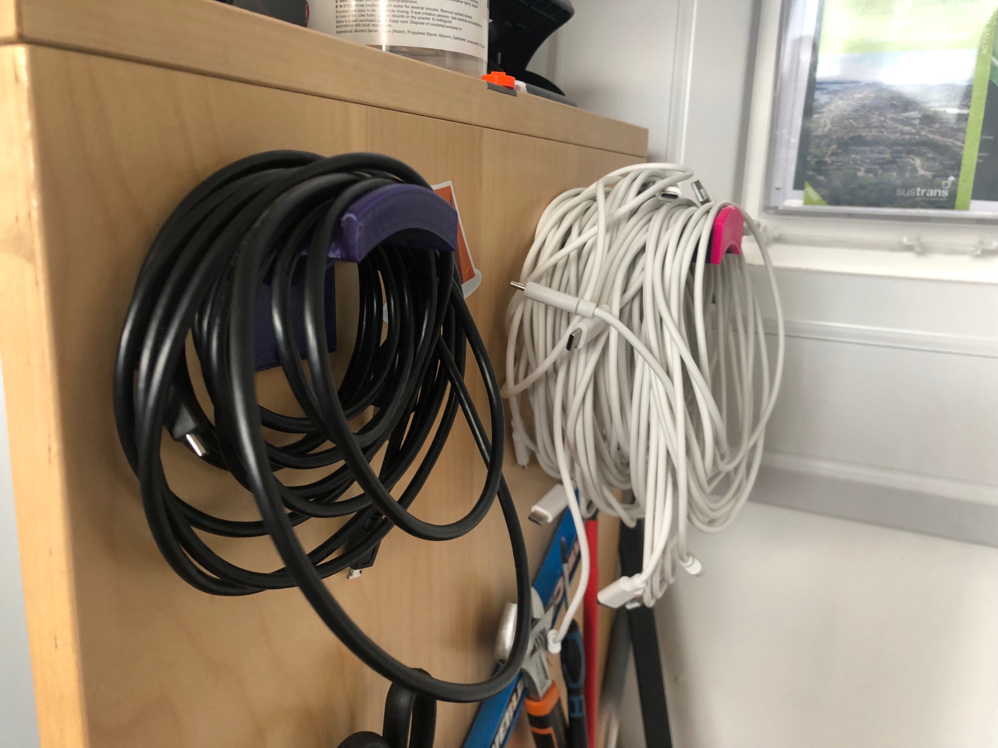 Käytännöllinen kaapelinpidin