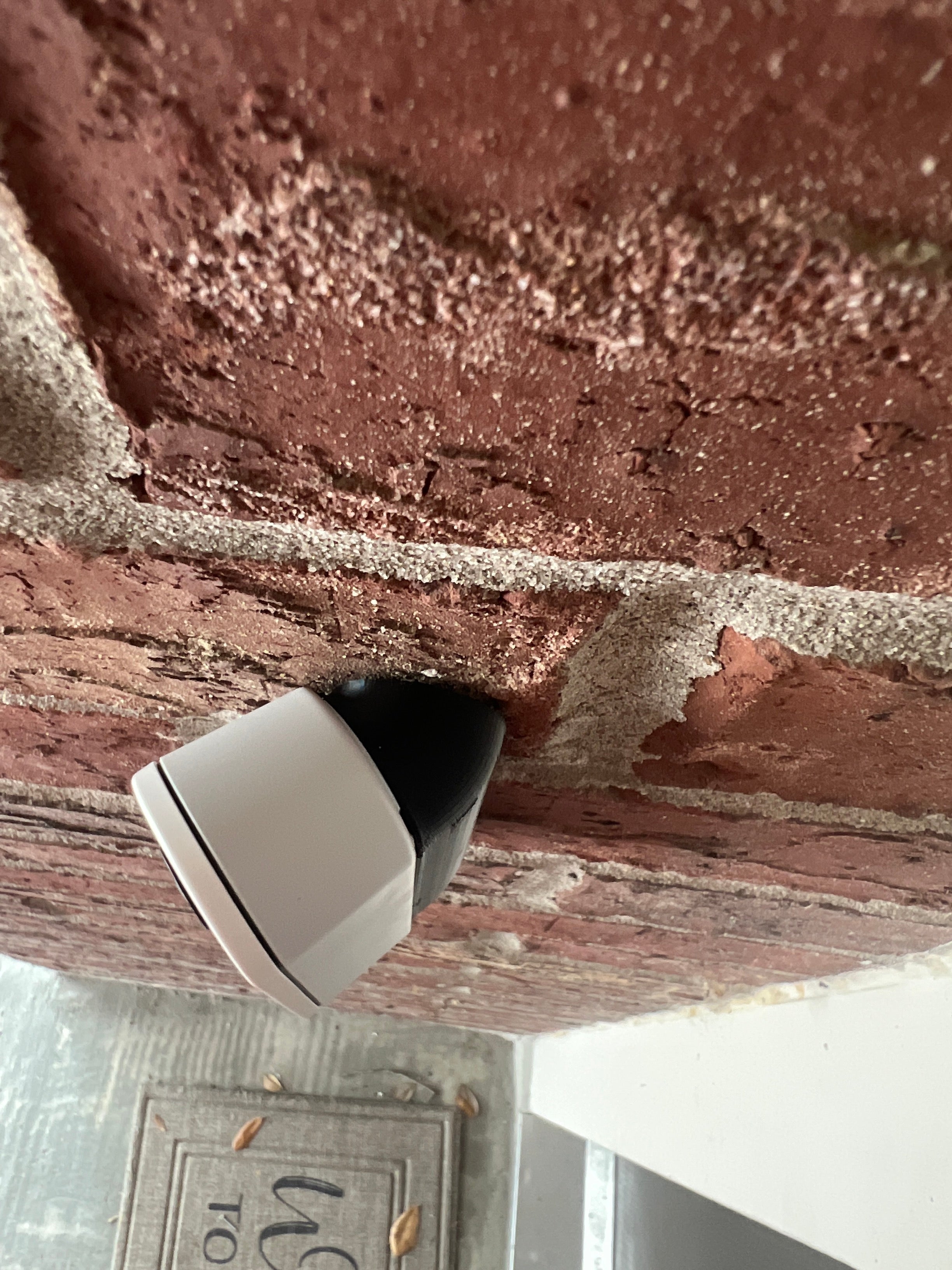 Simplisafe-ovikellon 45° kulmakiinnike optimaalisen näkymän saavuttamiseksi