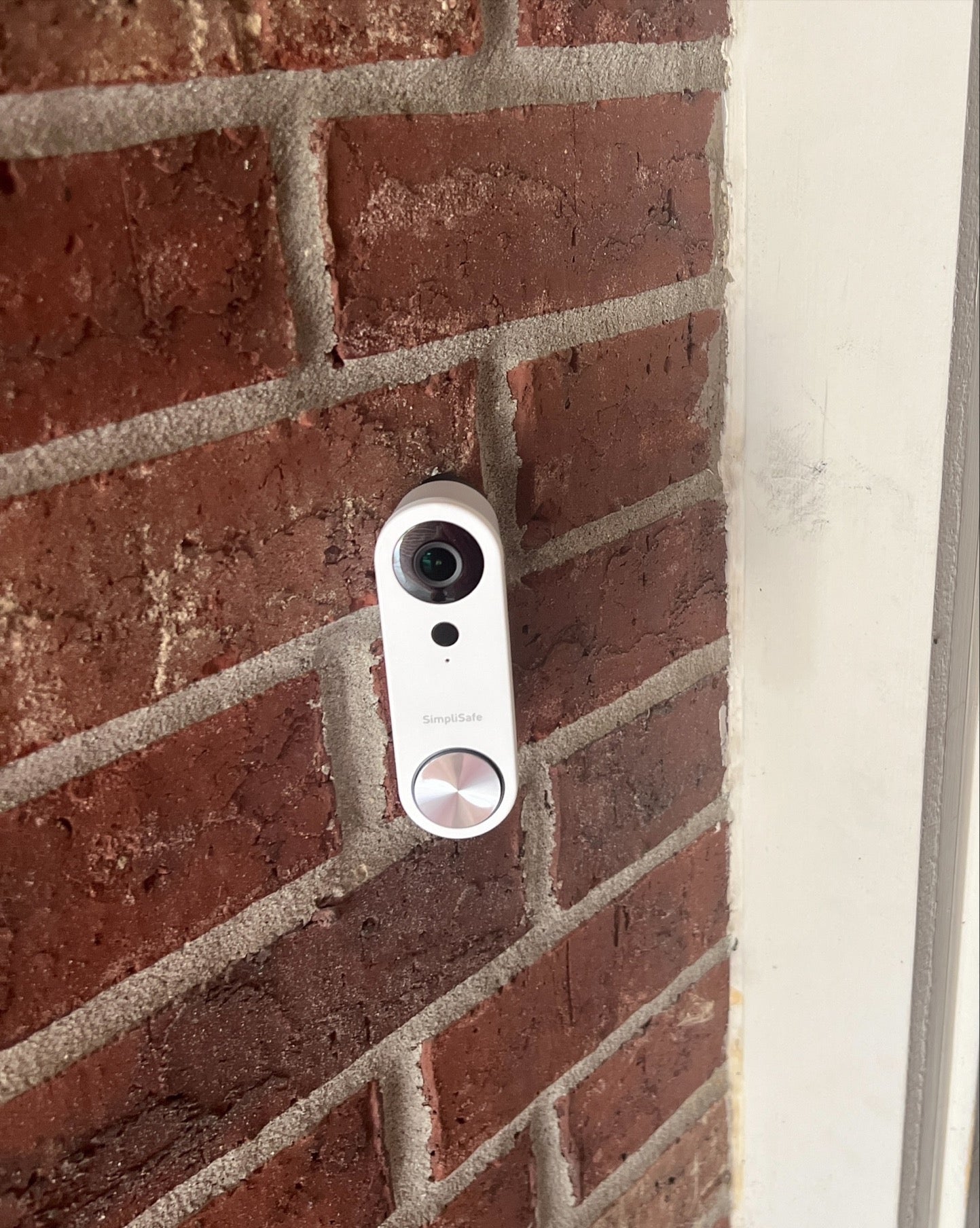 Simplisafe-ovikellon 45° kulmakiinnike optimaalisen näkymän saavuttamiseksi