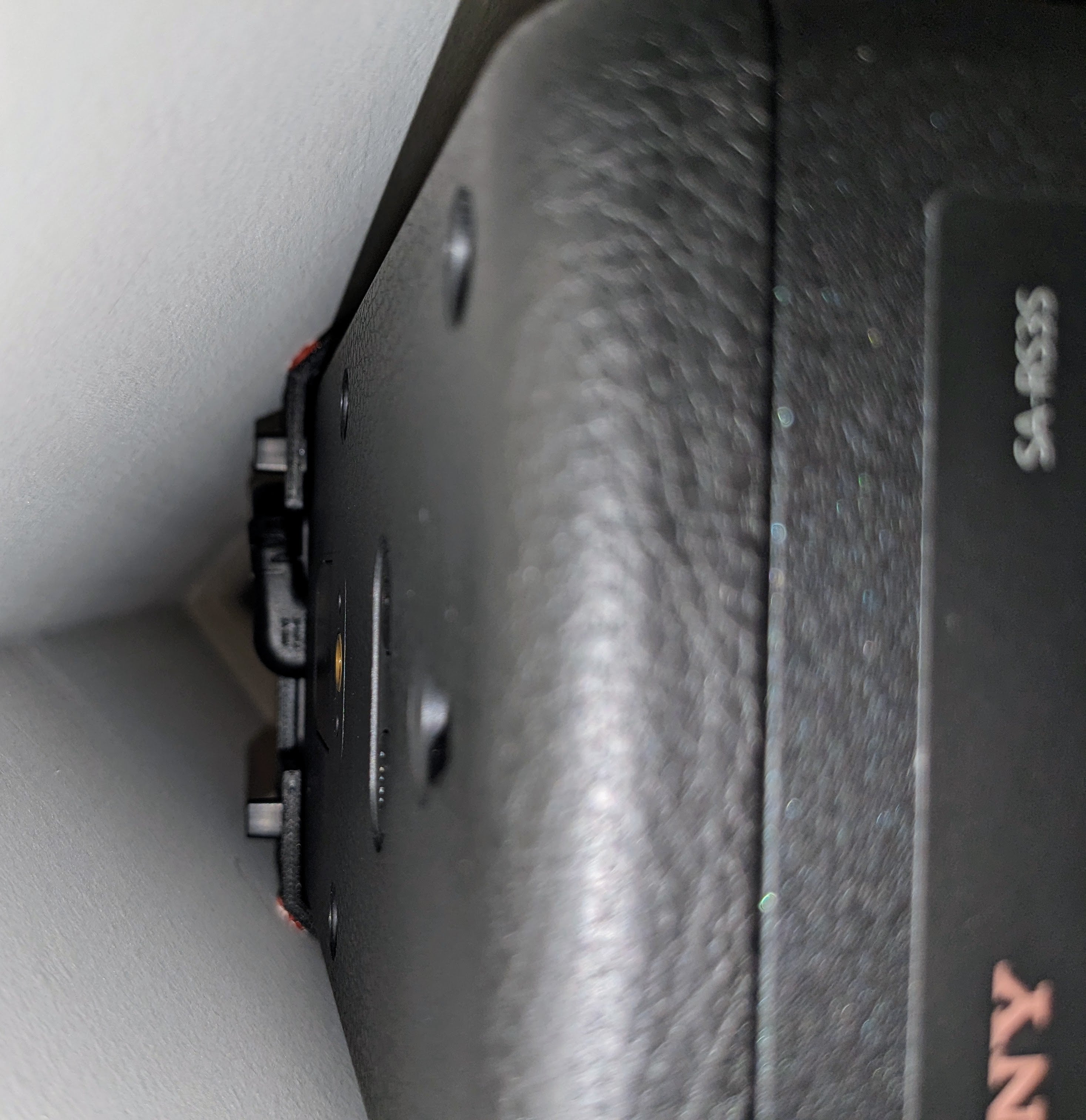 Seinäkiinnike Sony SA-RS3S -takakaiuttimelle – optimaalinen sijoitus kulmiin