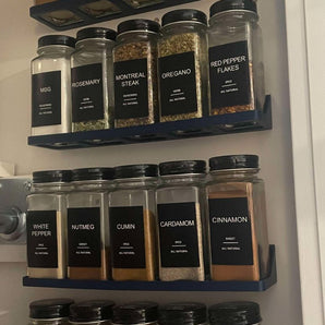 Tyylikäs maustehylly optimaaliseen keittiön järjestämiseen