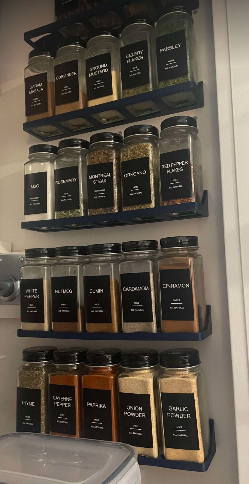 Tyylikäs maustehylly optimaaliseen keittiön järjestämiseen