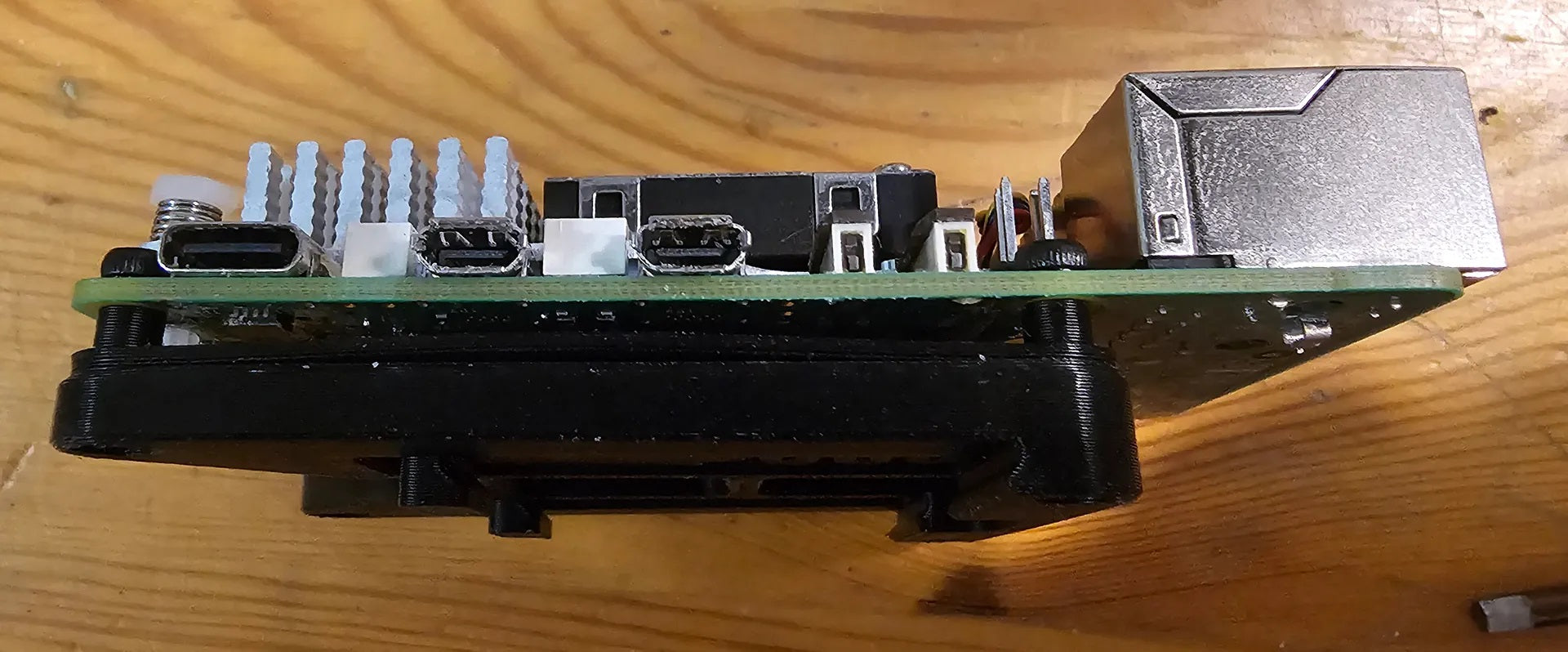 Matala DIN-kiskoon asennettava Offset Mount Raspberry Pi 3B:lle, 4:lle ja 5:lle